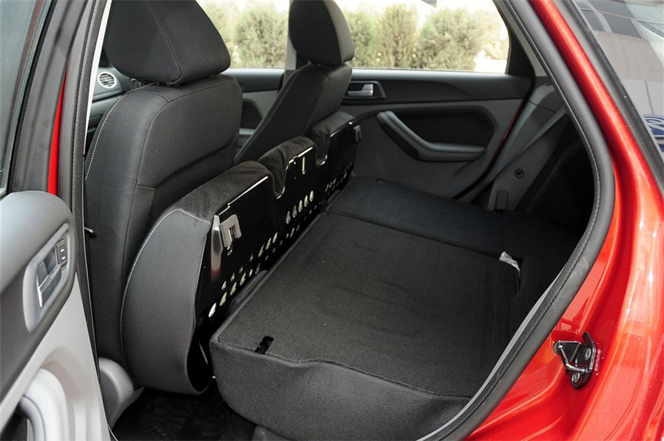 两厢 2013款 1.8L AT 基本型 座椅空间