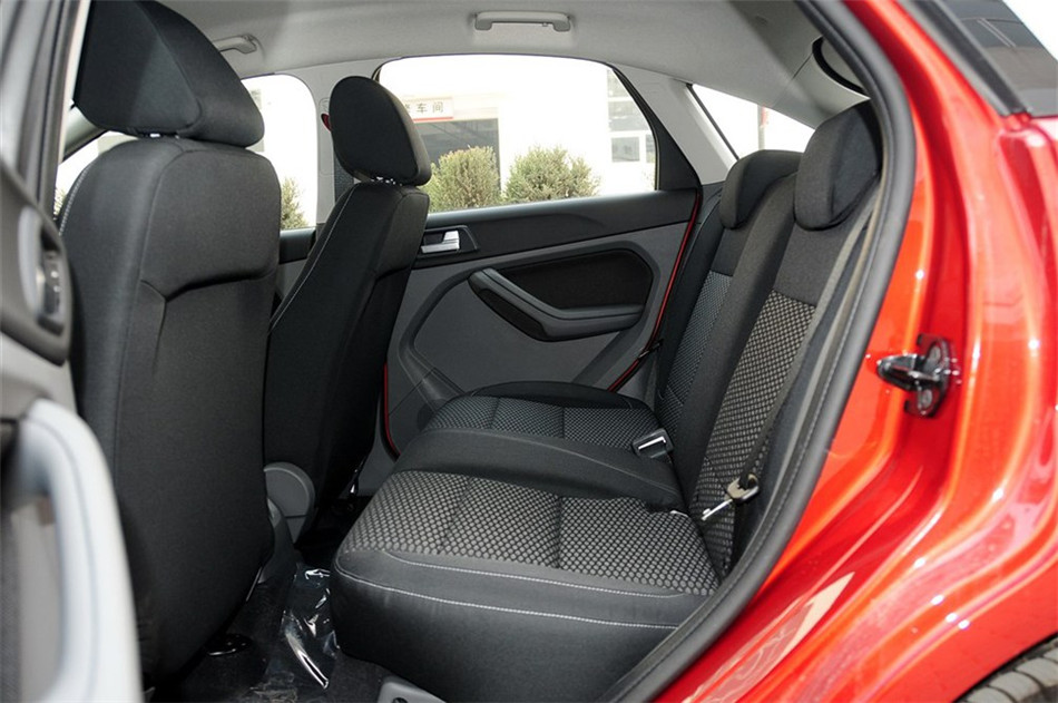 两厢 2013款 1.8L AT 基本型 座椅空间