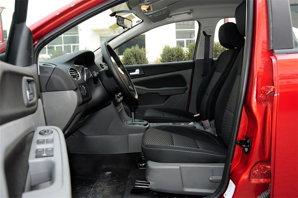 两厢 2013款 1.8L AT 基本型 座椅空间