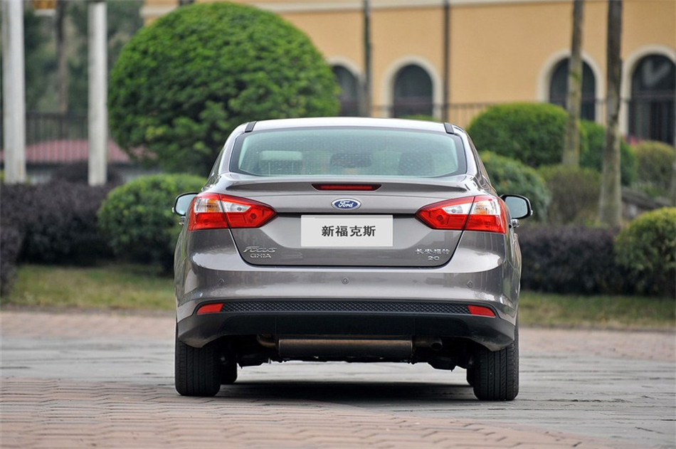 三厢 2012款 2.0L AT 旗舰型 外观