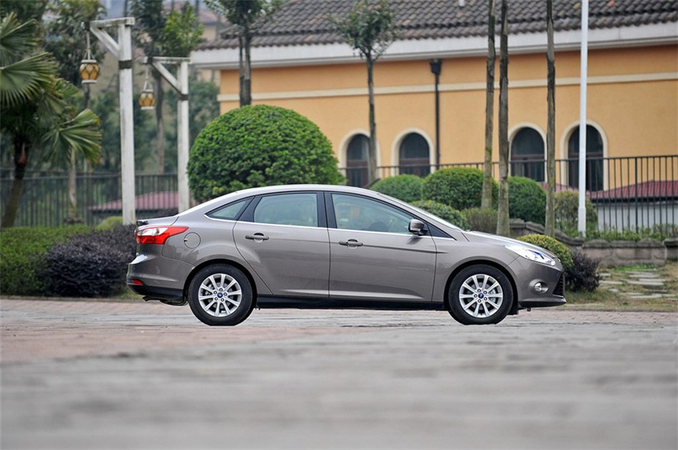 三厢 2012款 2.0L AT 旗舰型 外观