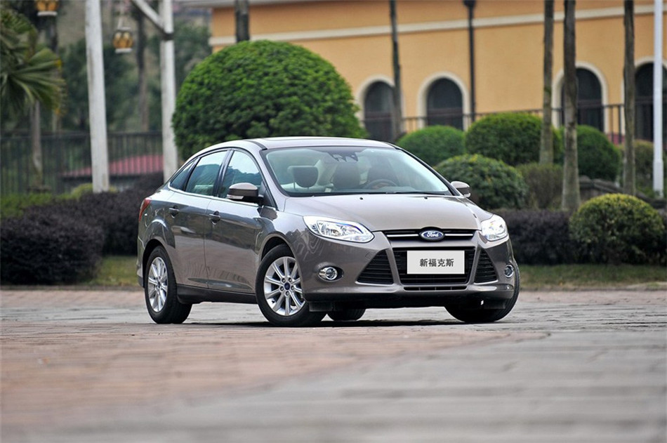 三厢 2012款 2.0L AT 旗舰型 外观