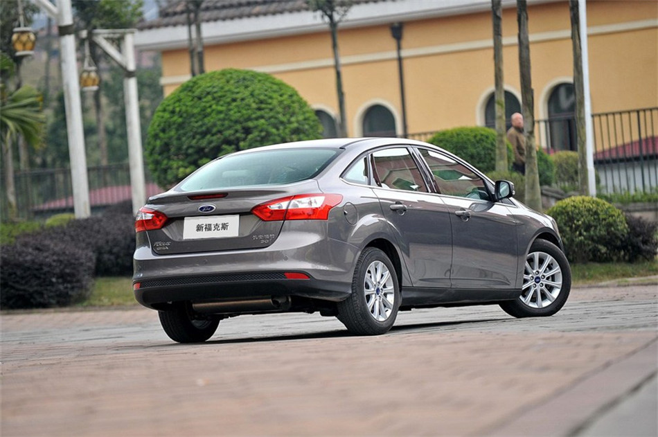 三厢 2012款 2.0L AT 旗舰型 外观