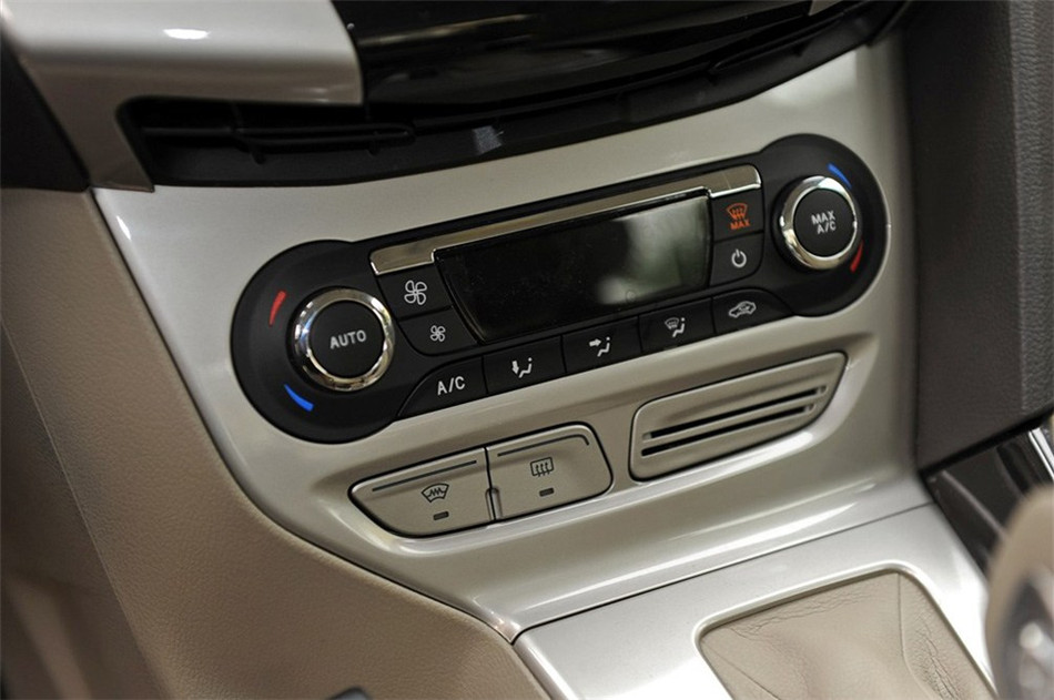 三厢 2012款 2.0L AT 旗舰型 内饰