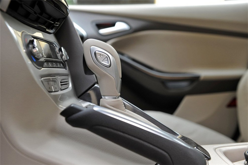 三厢 2012款 2.0L AT 旗舰型 内饰