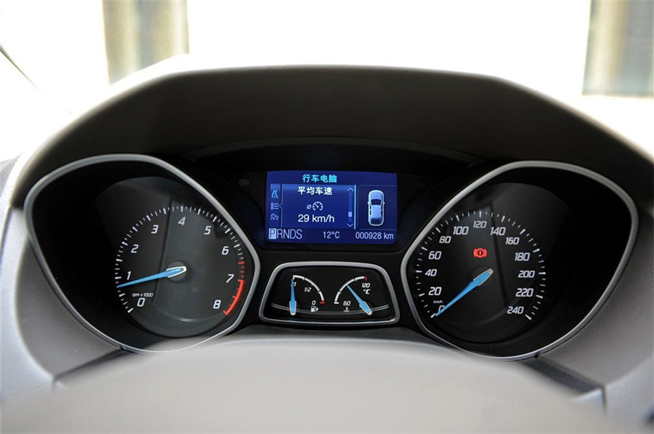 三厢 2012款 2.0L AT 旗舰型 内饰