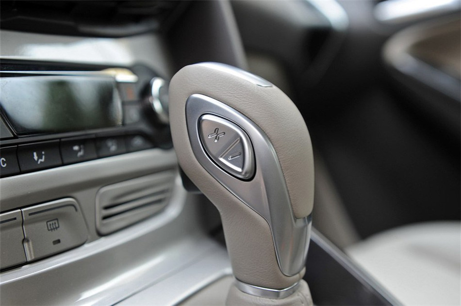 三厢 2012款 2.0L AT 旗舰型 内饰