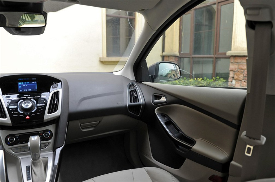 三厢 2012款 2.0L AT 旗舰型 内饰