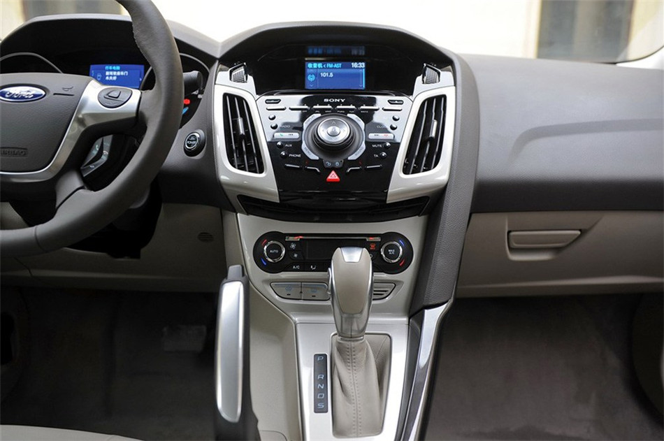 三厢 2012款 2.0L AT 旗舰型 内饰