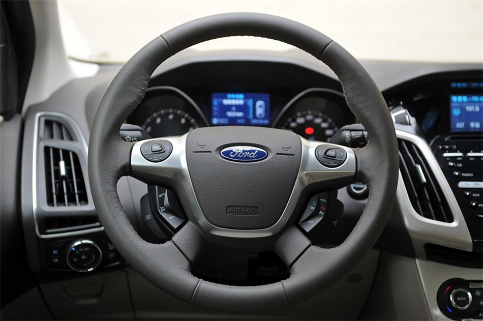 三厢 2012款 2.0L AT 旗舰型 内饰