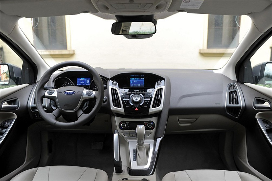 三厢 2012款 2.0L AT 旗舰型 内饰