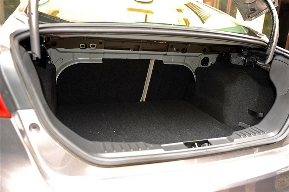 三厢 2012款 2.0L AT 旗舰型 座椅空间