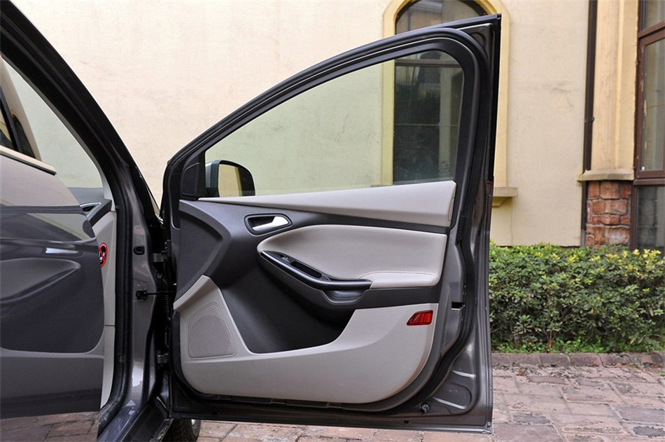 三厢 2012款 2.0L AT 旗舰型 座椅空间