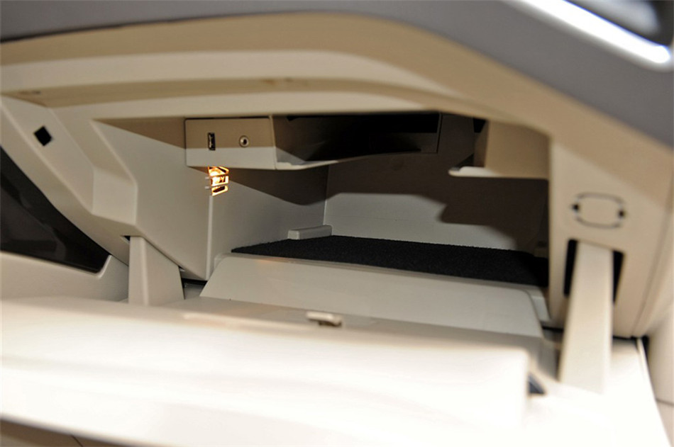 三厢 2012款 2.0L AT 旗舰型 座椅空间