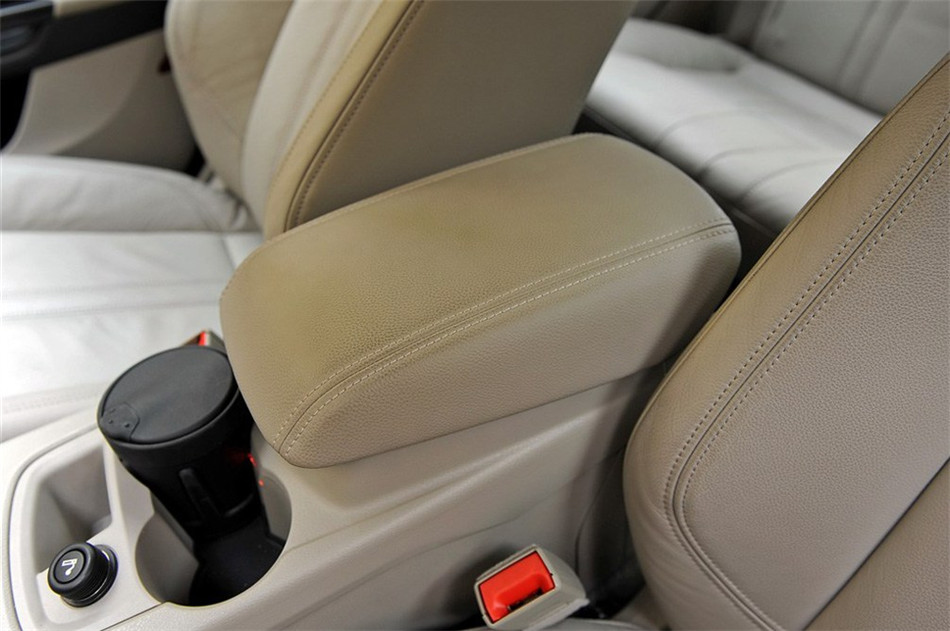 三厢 2012款 2.0L AT 旗舰型 座椅空间