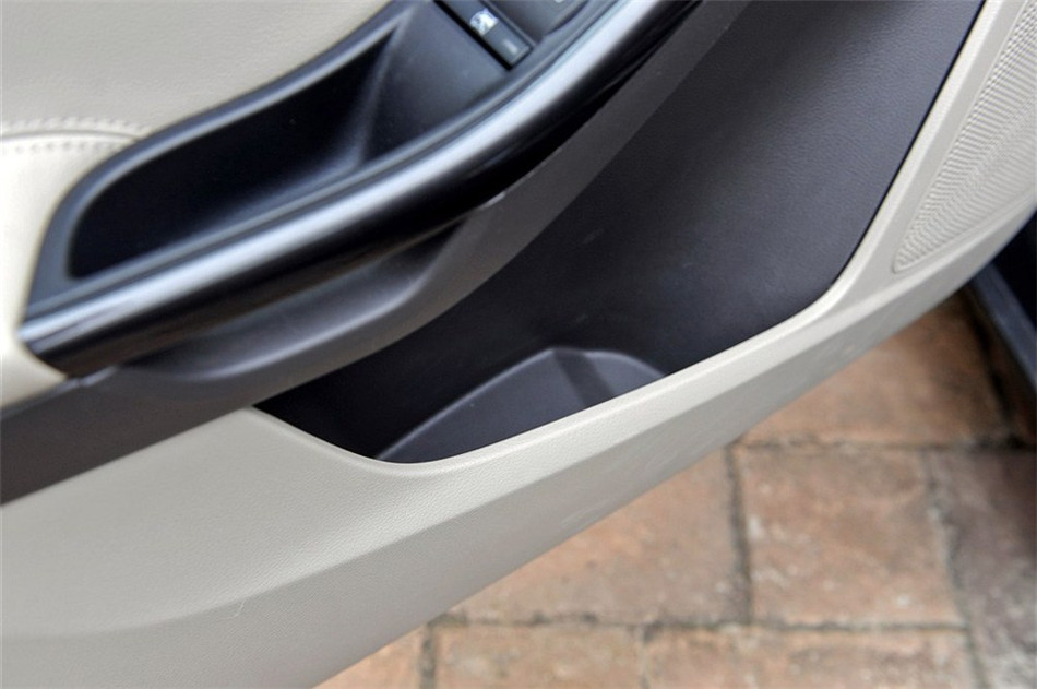 三厢 2012款 2.0L AT 旗舰型 座椅空间