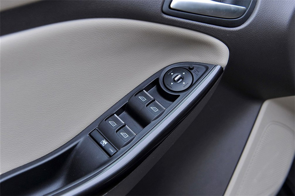 三厢 2012款 2.0L AT 旗舰型 座椅空间