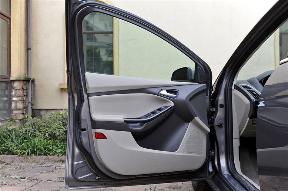 三厢 2012款 2.0L AT 旗舰型 座椅空间