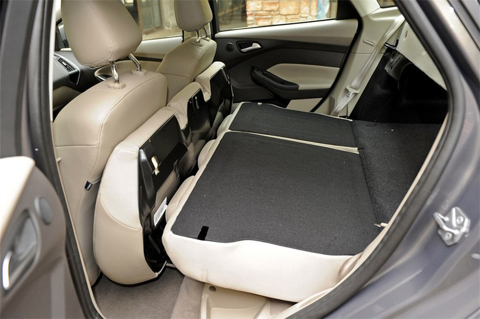 三厢 2012款 2.0L AT 旗舰型 座椅空间