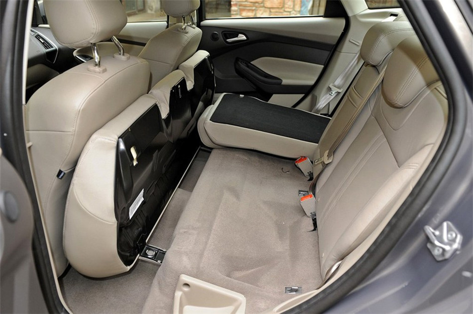 三厢 2012款 2.0L AT 旗舰型 座椅空间