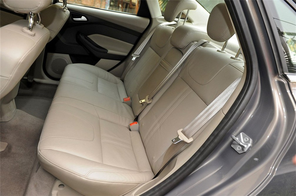三厢 2012款 2.0L AT 旗舰型 座椅空间