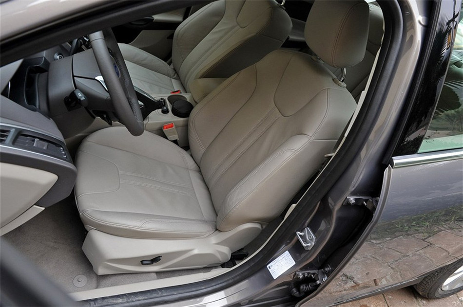 三厢 2012款 2.0L AT 旗舰型 座椅空间