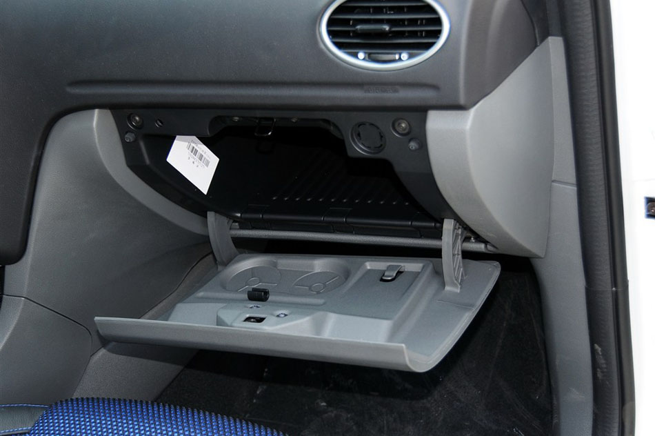 2014款 两厢经典 1.8L 自动酷白典藏版 内饰