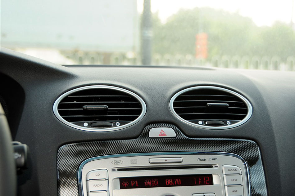 2014款 两厢经典 1.8L 自动酷白典藏版 内饰