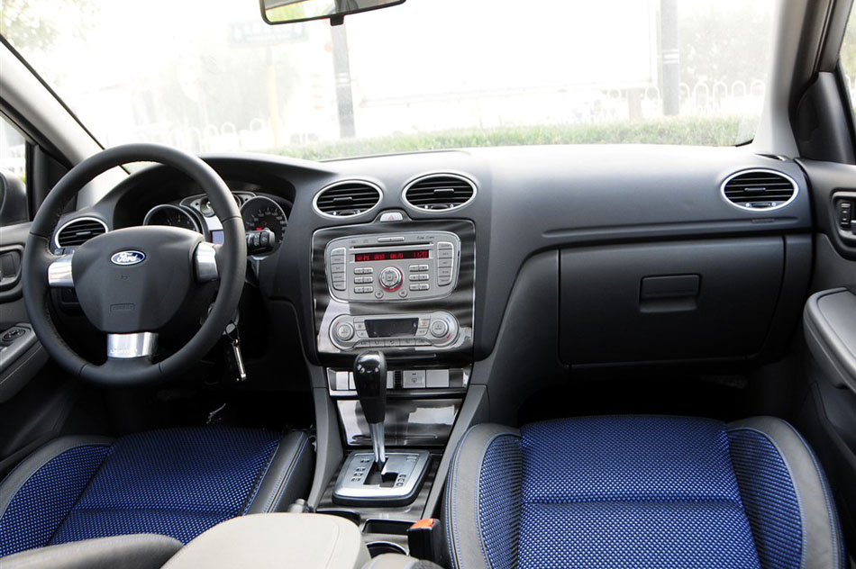 2014款 两厢经典 1.8L 自动酷白典藏版 内饰