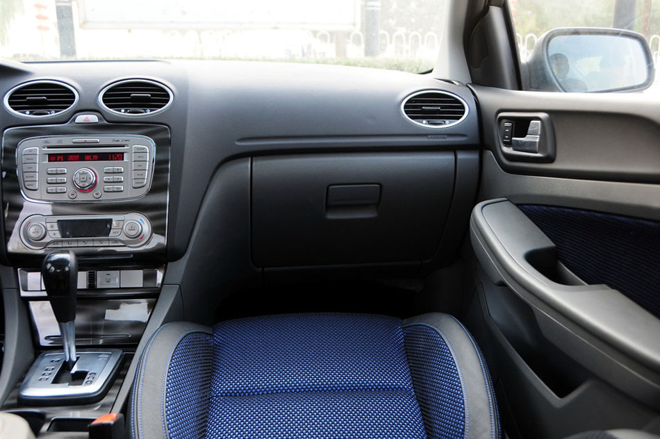 2014款 两厢经典 1.8L 自动酷白典藏版 内饰