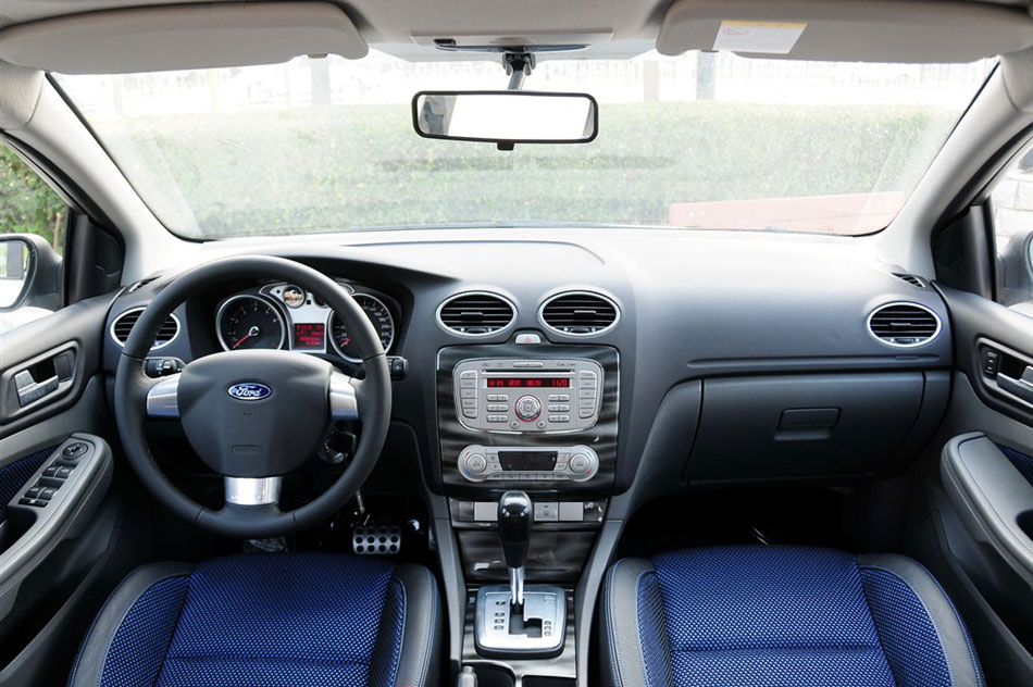 2014款 两厢经典 1.8L 自动酷白典藏版 内饰