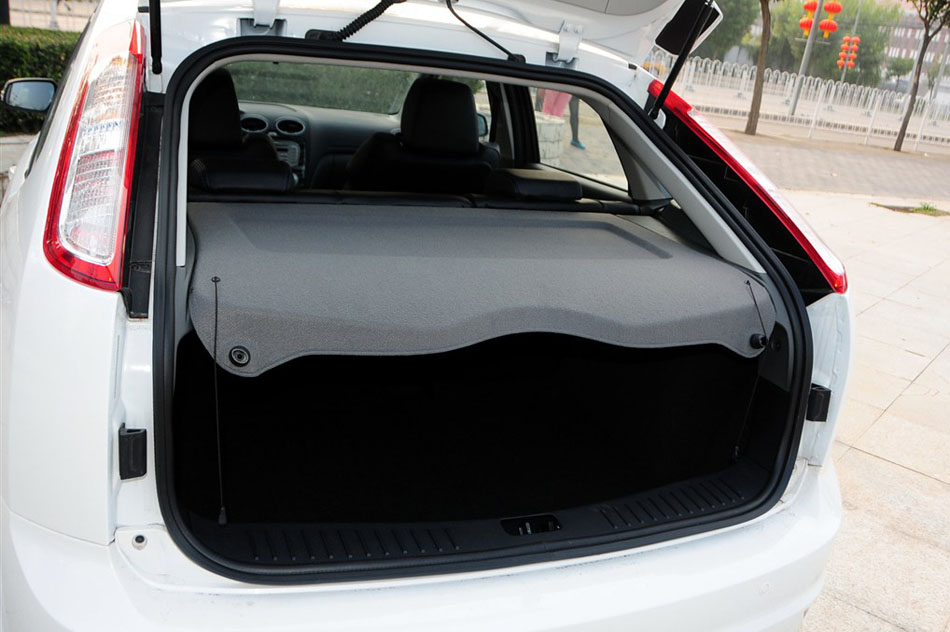 2014款 两厢经典 1.8L 自动酷白典藏版 座椅空间