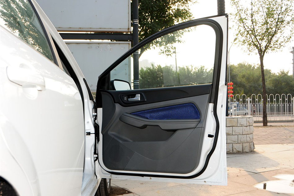 2014款 两厢经典 1.8L 自动酷白典藏版 座椅空间