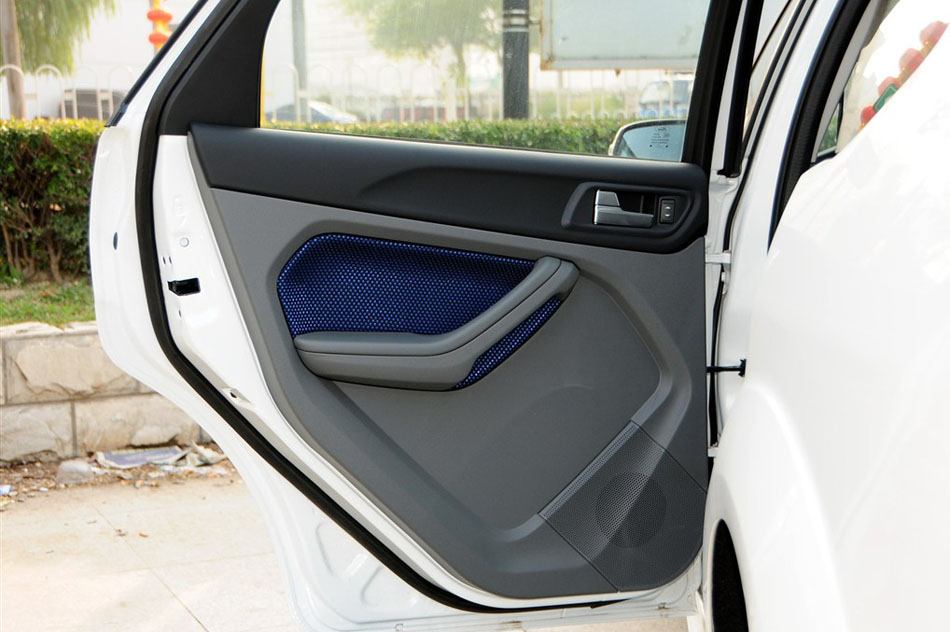 2014款 两厢经典 1.8L 自动酷白典藏版 座椅空间