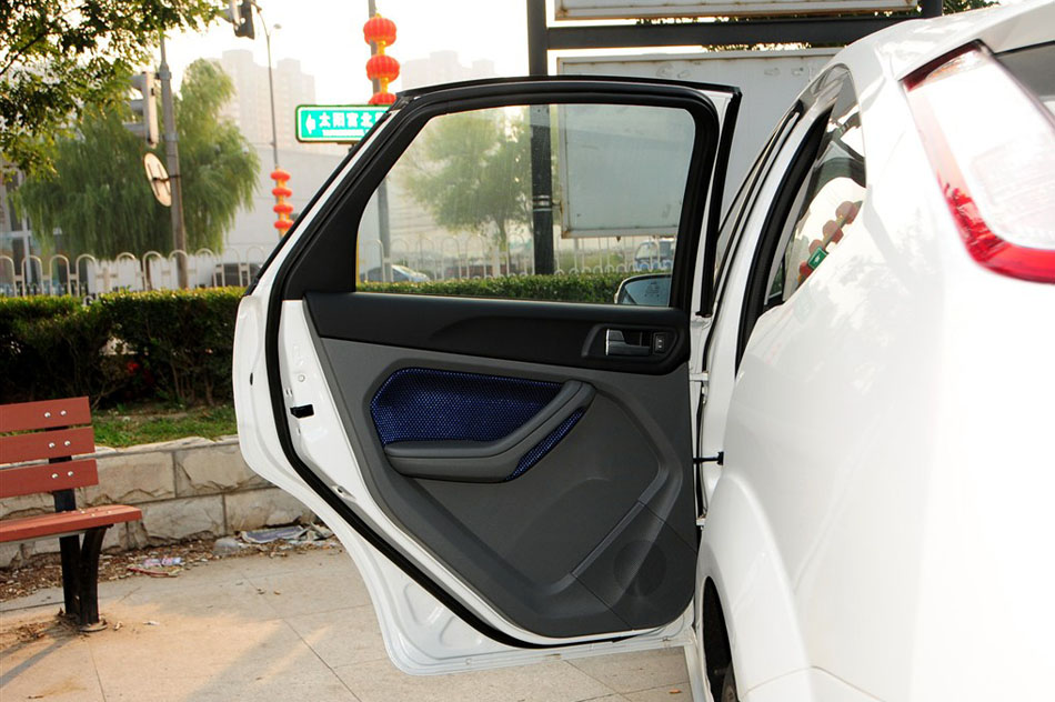 2014款 两厢经典 1.8L 自动酷白典藏版 座椅空间