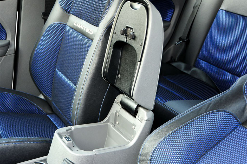 2014款 两厢经典 1.8L 自动酷白典藏版 座椅空间