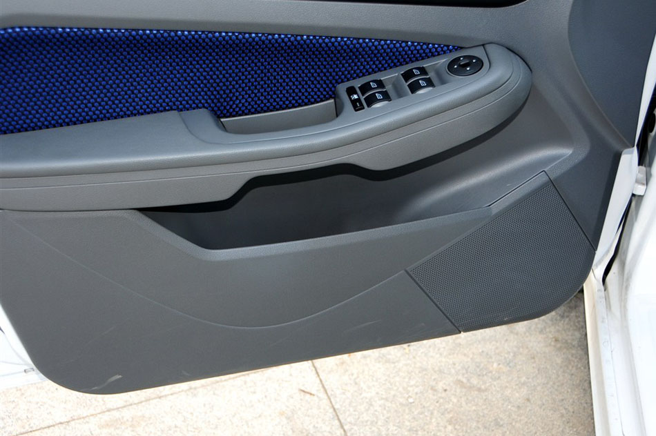 2014款 两厢经典 1.8L 自动酷白典藏版 座椅空间