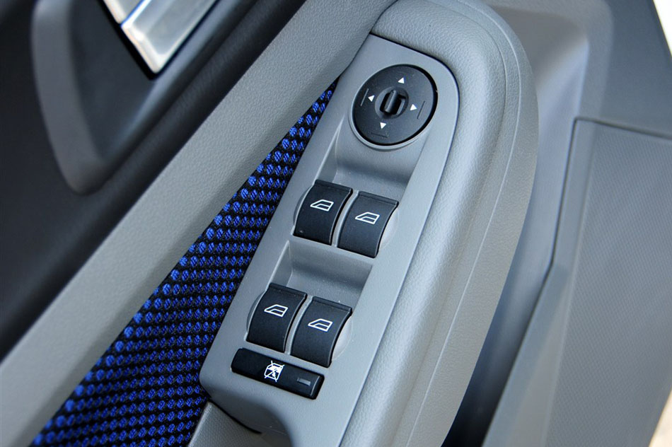 2014款 两厢经典 1.8L 自动酷白典藏版 座椅空间