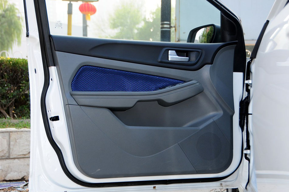 2014款 两厢经典 1.8L 自动酷白典藏版 座椅空间