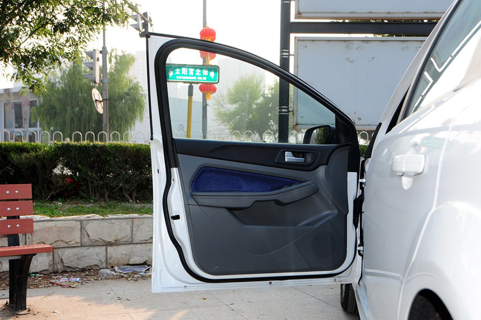 2014款 两厢经典 1.8L 自动酷白典藏版 座椅空间