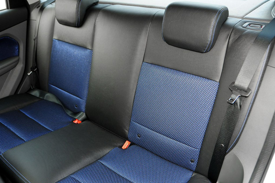 2014款 两厢经典 1.8L 自动酷白典藏版 座椅空间