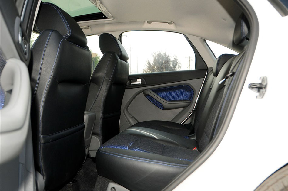 2014款 两厢经典 1.8L 自动酷白典藏版 座椅空间