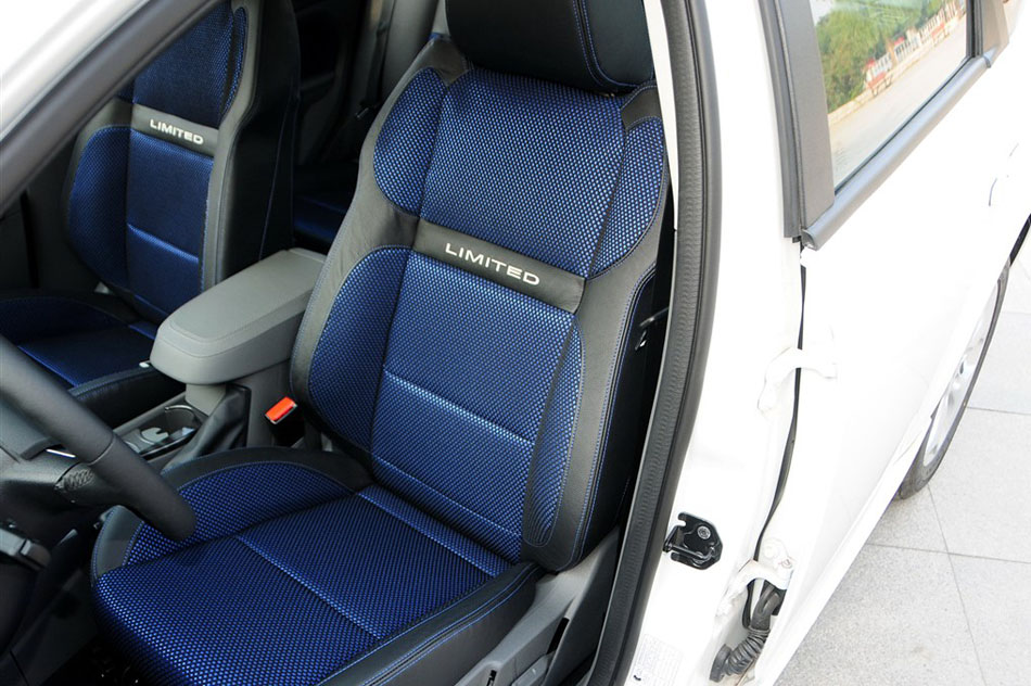 2014款 两厢经典 1.8L 自动酷白典藏版 座椅空间