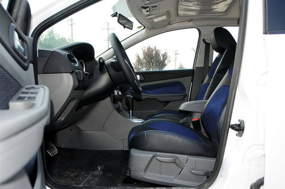 2014款 两厢经典 1.8L 自动酷白典藏版 座椅空间