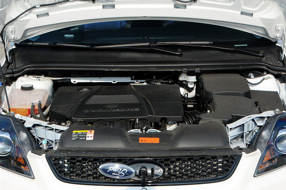 2014款 两厢经典 1.8L 自动酷白典藏版 引擎底盘