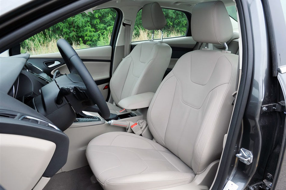 2015款 三厢 1.5L GTDi 自动旗舰型 座椅空间