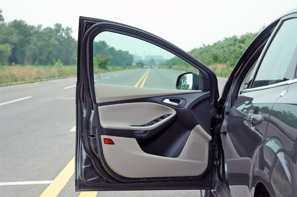 2015款 三厢 1.5L GTDi 自动旗舰型 座椅空间