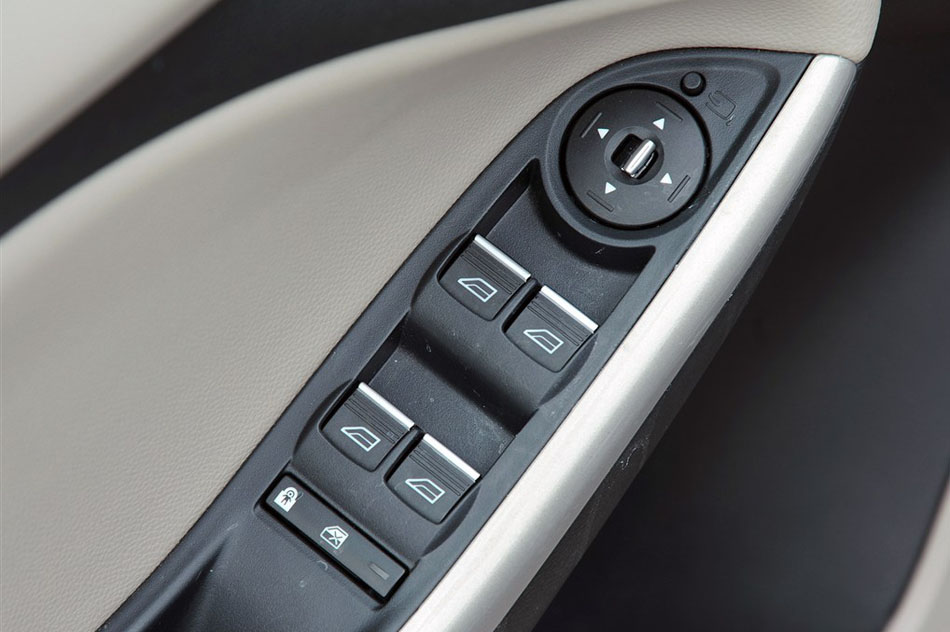 2015款 三厢 1.5L GTDi 自动旗舰型 座椅空间