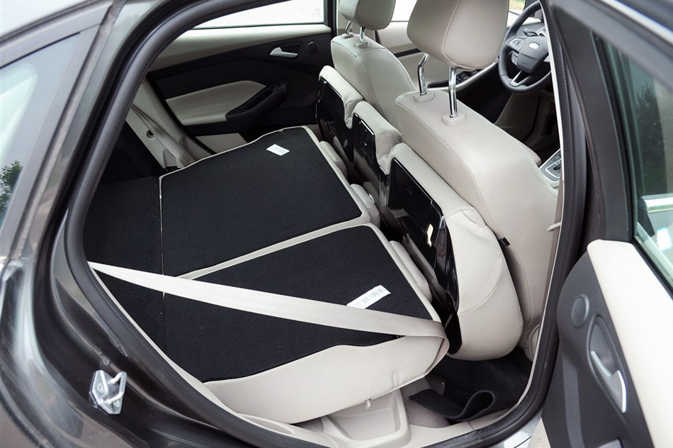 2015款 三厢 1.5L GTDi 自动旗舰型 座椅空间