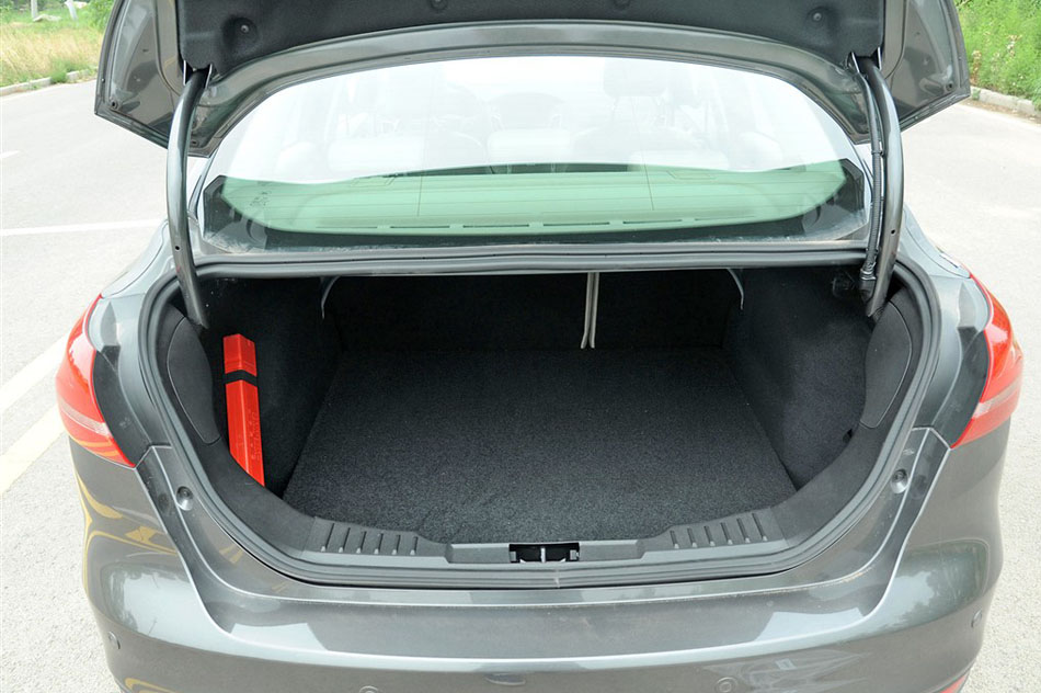 2015款 三厢 1.5L GTDi 自动旗舰型 座椅空间